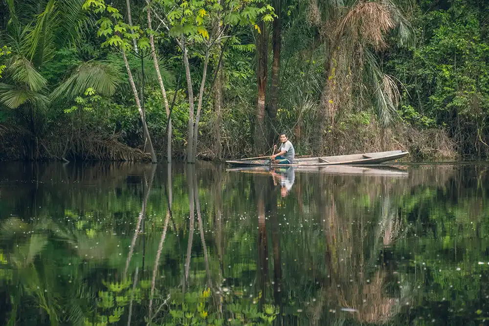 Habitantes de la reserva con su canoa por el río yanayacu.