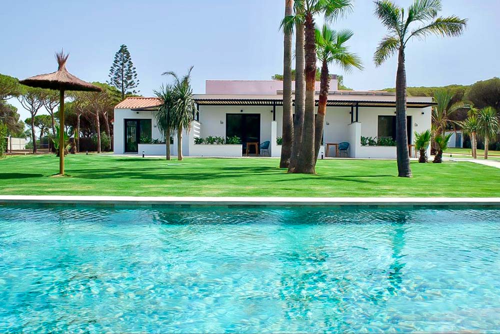 Apartamentos en Conil de la Frontera en este caso con un preciosa piscina de aguas turquesas