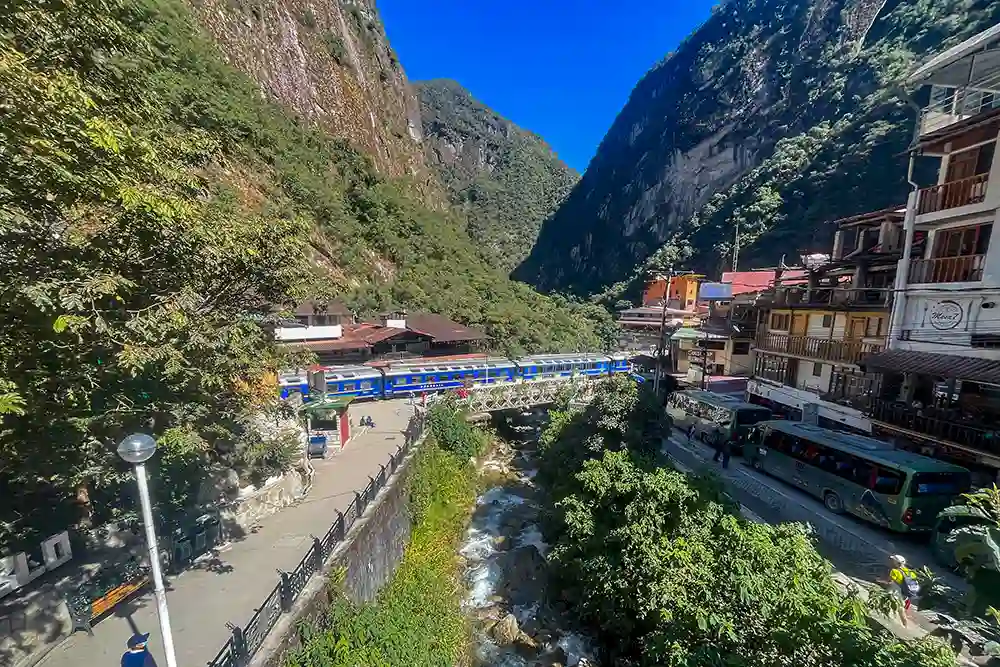 Pueblo de Aguas clientes con el río pasando debajo de las vías del tren.