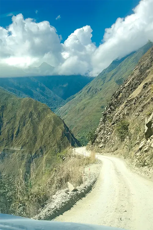 Carretera de tierra por las montañas próximas a Machu Picchu.