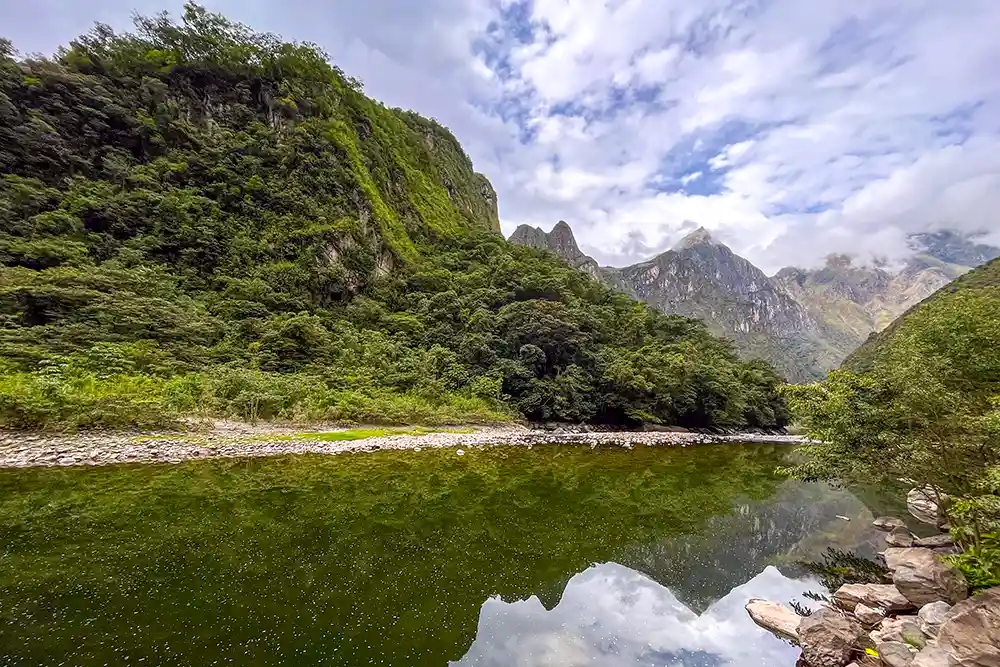 Río Vilcanota reflejando las montañas de Machu Picchu.