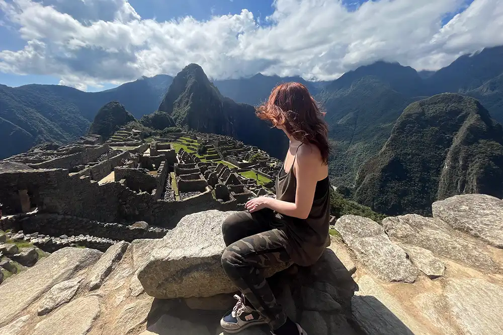 Lucia observando el Machu Picchu.