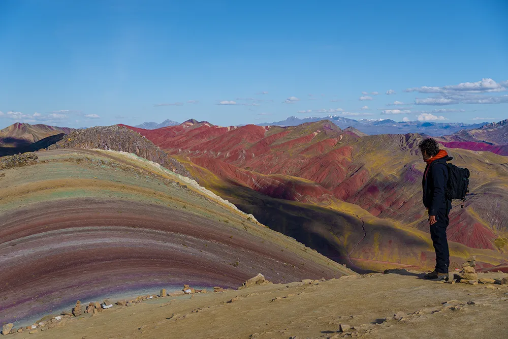 Pixi observando varias montañas de colores en Palcoyo.