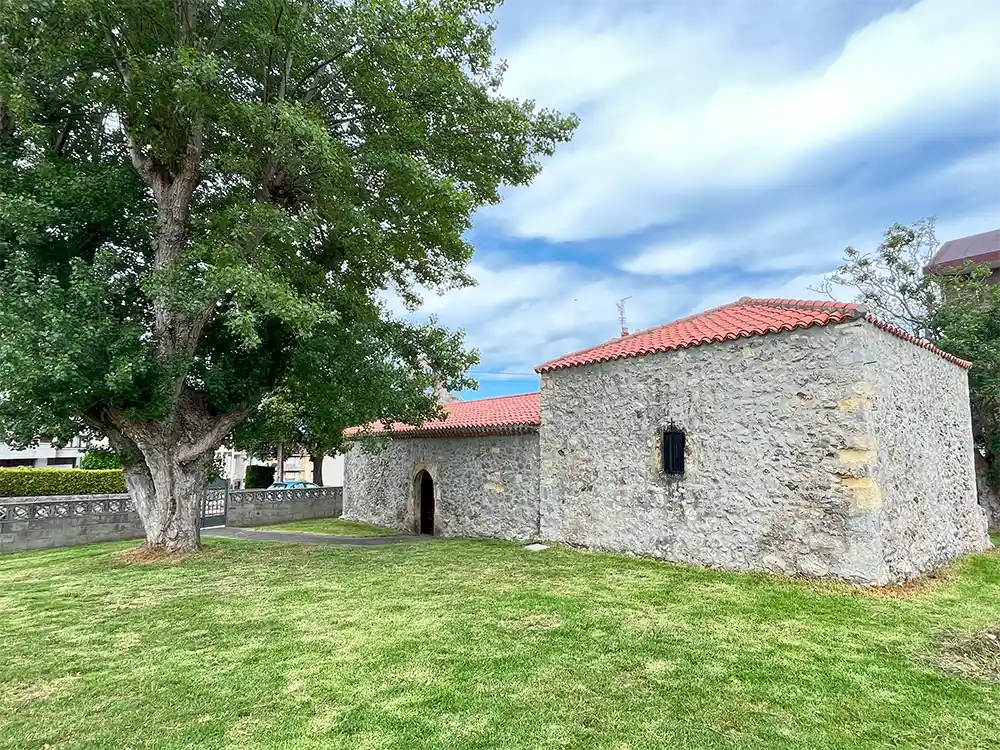Pequeña ermita con un entrada pequeña y compuesta por dos módulos. Las paredes son de piedra recebada .