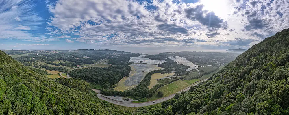 Vista aérea y panorámica del lago. Al fondo el mar cantábrico.