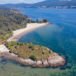 Vista aérea de una playa de Rianxo y de parte la Ría de Arousa. En el artículo 10 lugares imprescindibles que ver en la ría de Arousa. Perder el Rumbo