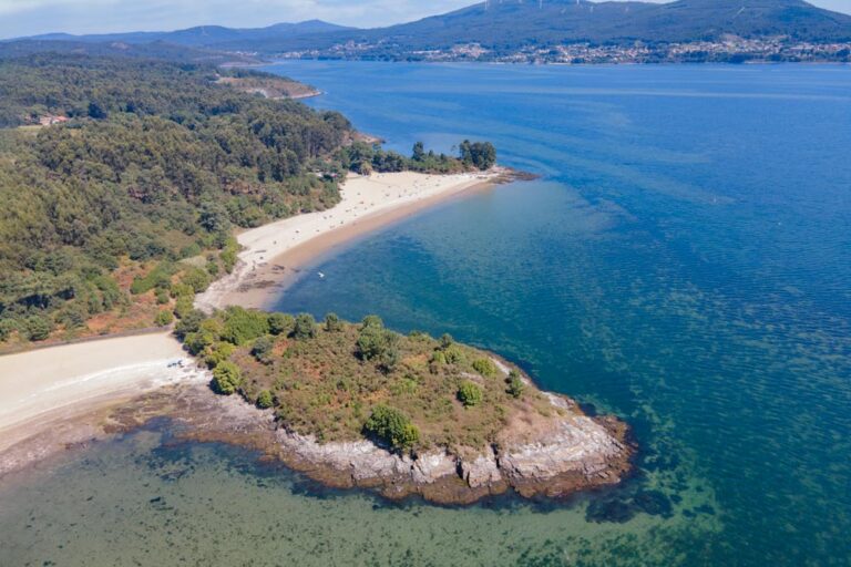 Vista aérea de una playa de Rianxo y de parte la Ría de Arousa. En el artículo 10 lugares imprescindibles que ver en la ría de Arousa. Perder el Rumbo