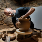 Oleiro de Buño trabajando en el torno y elaborando la cerámica típica del pueblo