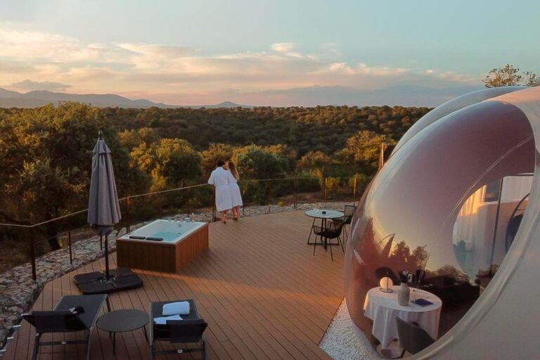 Vista panorámica de uno de los hoteles burbuja en España desde una terraza de hotel burbuja al atardecer en plena naturaleza.