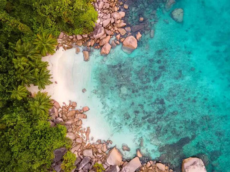 Vista aérea de la Playa Petite Lazio una de las mejores playas de Praslin