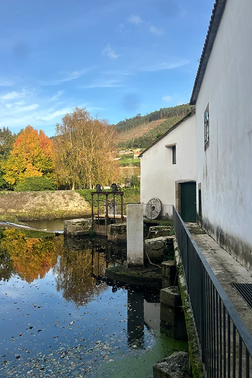 Parte exterior del molino de Xuvia una parada dentro de la ruta de los molinos de Narón.