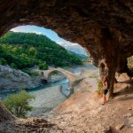 Lucía contempla un puente otomano debajo de una cueva, en las Termas de Benjës, uno de los lugares imprescindibles que ver en Albania.