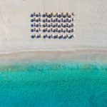 Vista aérea de sombrillas en una playa de la Riviera albanesa.