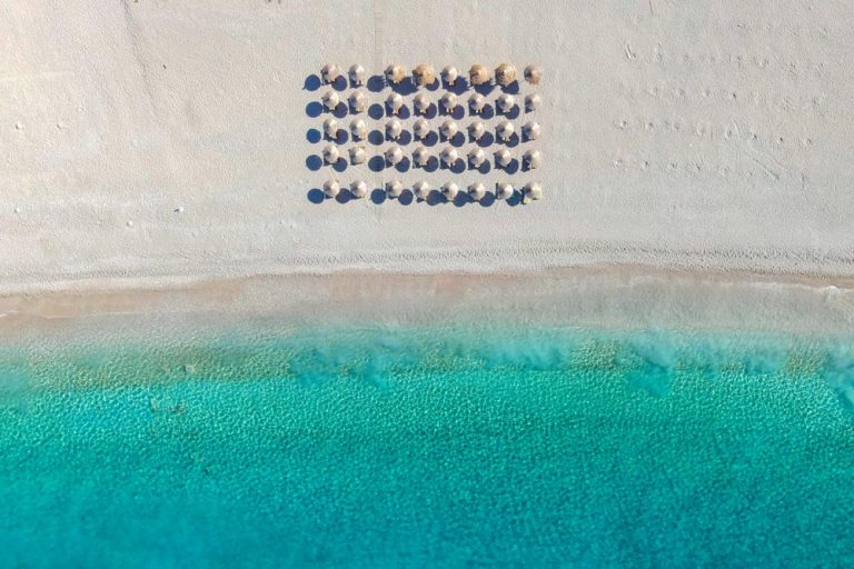 Vista aérea de sombrillas en una playa de la Riviera albanesa.