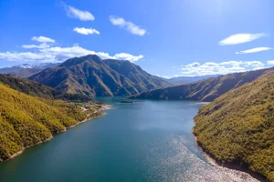 Guía para viajar a Albania imagen del lago Koman.