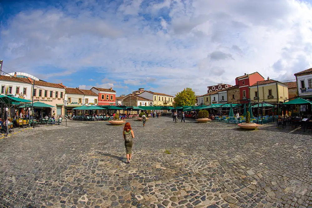 Lucia paseando por el bazaar de Korçë.