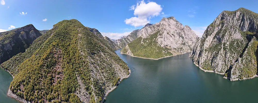 Vista panorámica del lago Koman.
