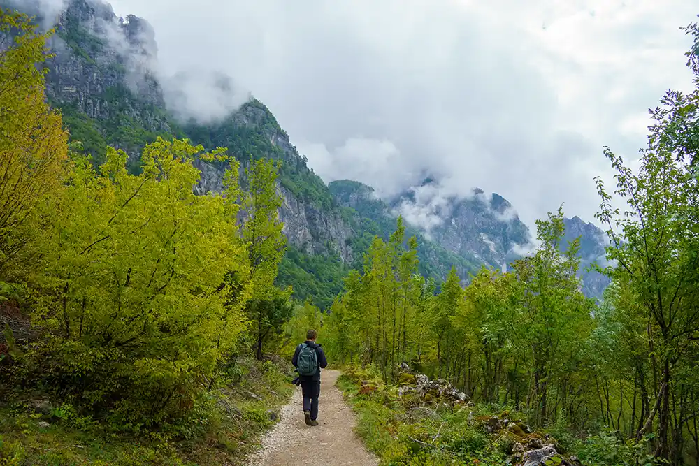 Pixi caminando por una ruta de Theth