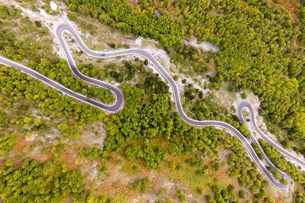 Vista cenital de un a carretera hacia Theth