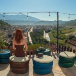 Una chica contempla el paisaje desde lo alto del barrio de Magalem en Berat.