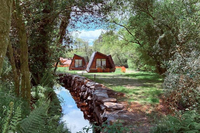 Cabaña de madera junto a un riachuelo entre vegetación gallega. Una de las mejores cabañas en Santiago de Compostela y alrededores.